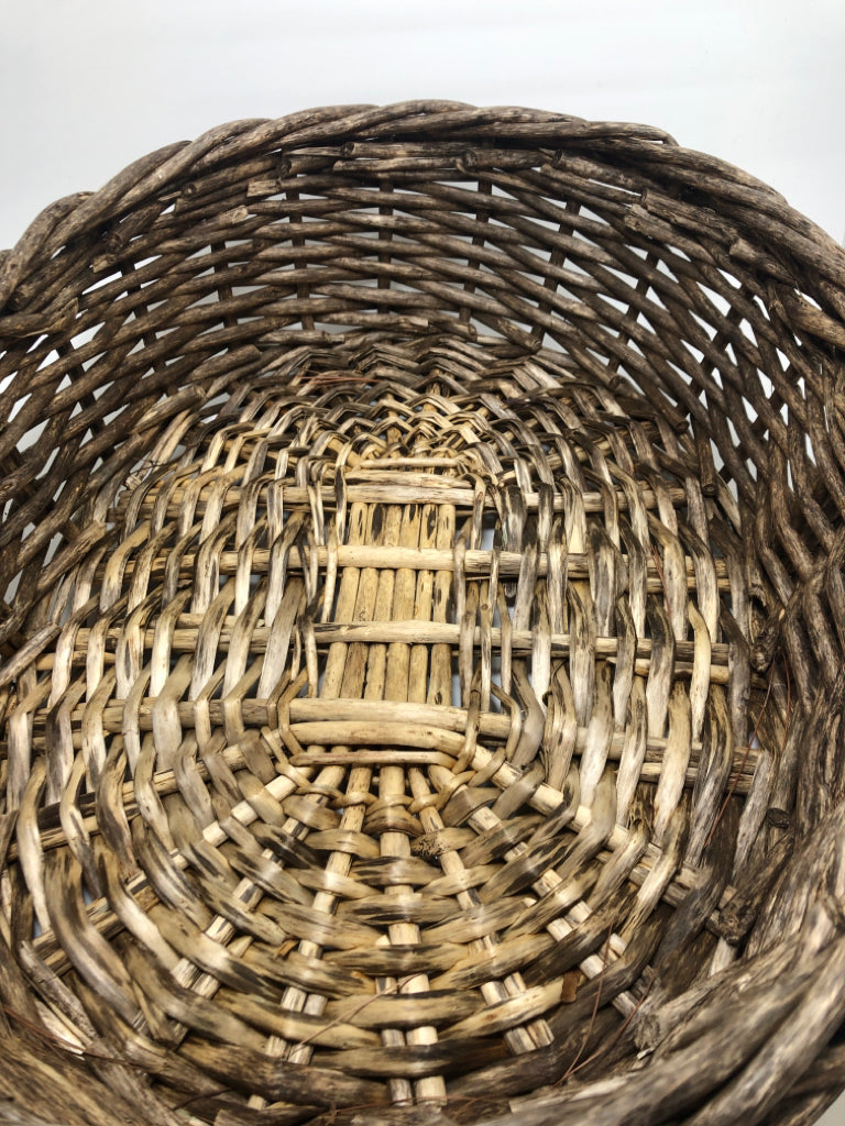 OVAL DISTRESSED WICKER BASKET W/HANDLE.