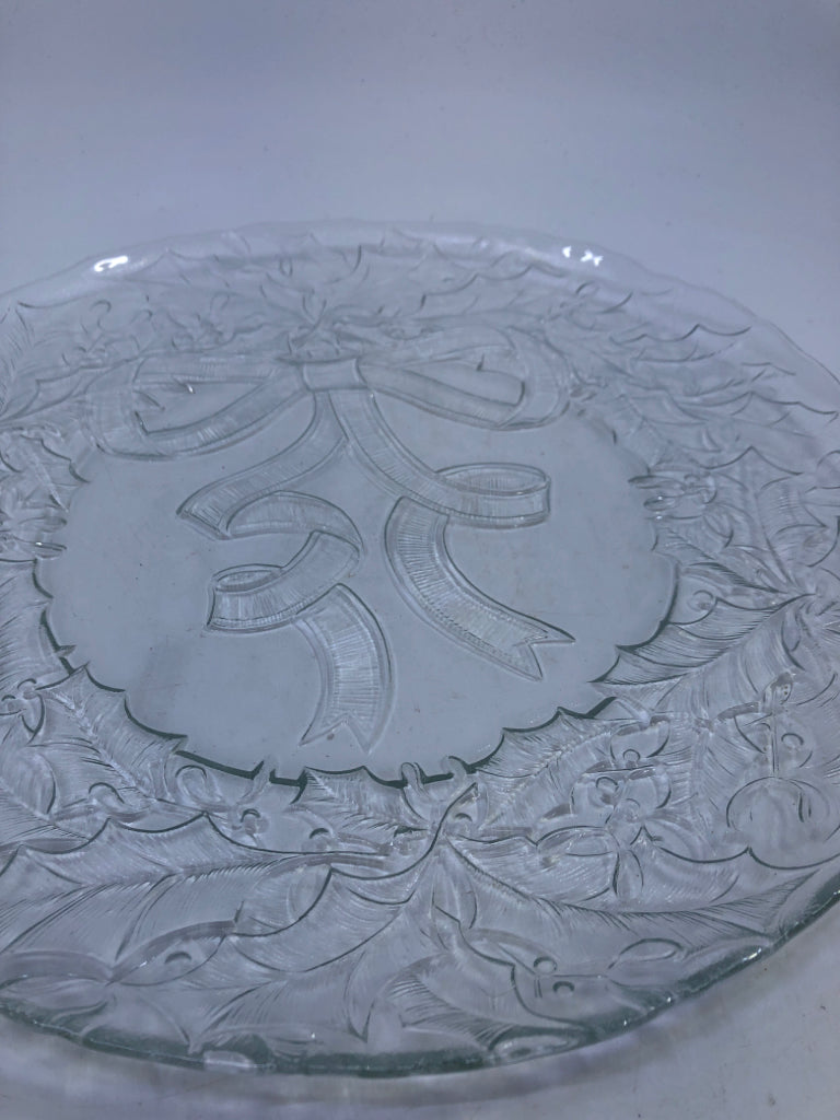 GLASS EMBOSSED HOLIDAY WREATH PLATTER.