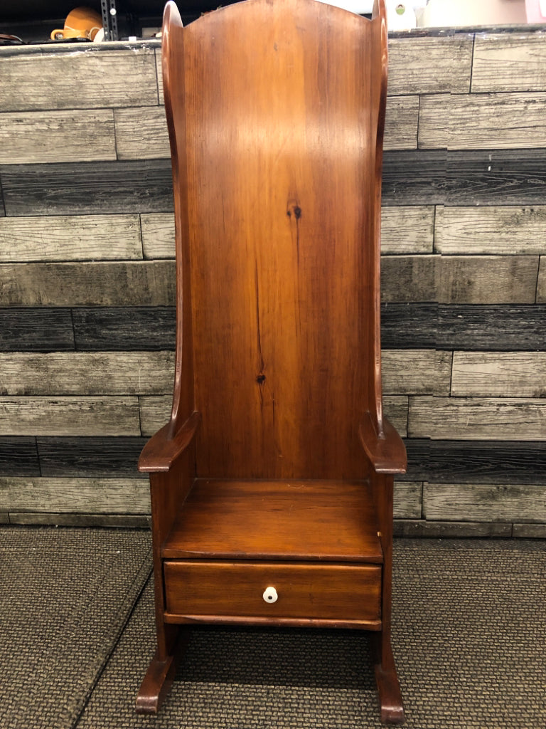 VTG ROCKING CHAIR DECOR W/DRAWER.