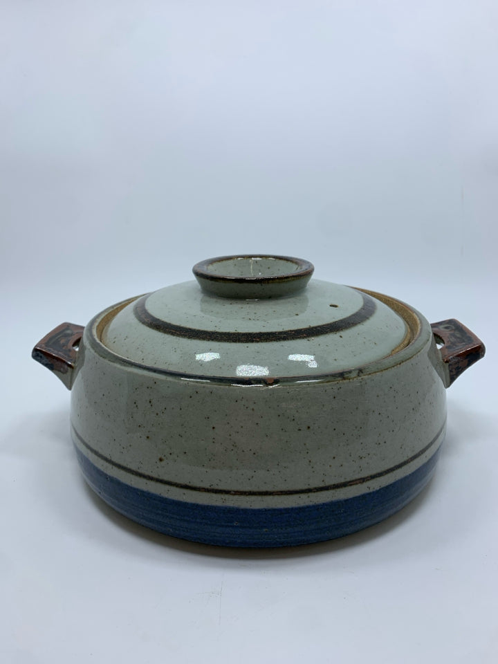 VTG STONEWARE COVERED CASSEROLE DISH.
