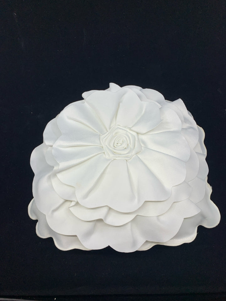 WHITE FLOWER PILLOW.