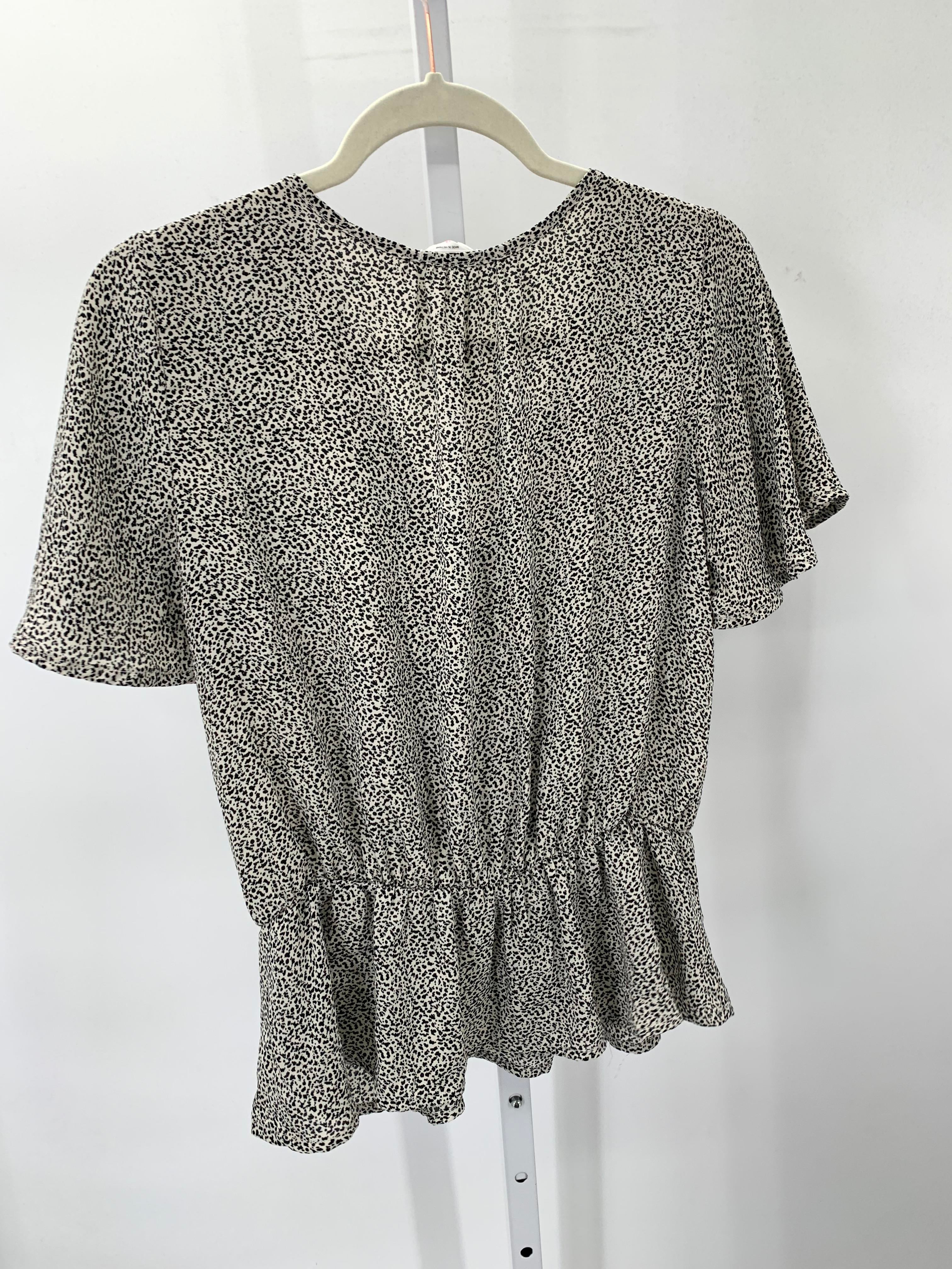 Size Medium Juniors Short Sleeve Shirt
