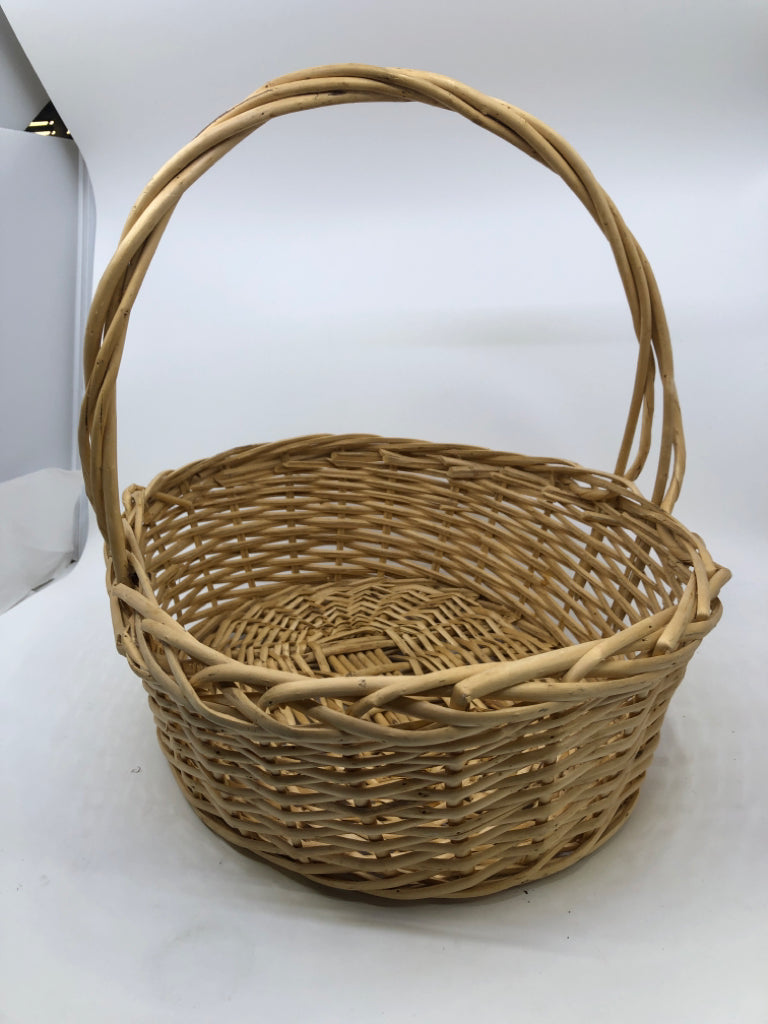 LARGE BLONDE BASKET W HANDLE.