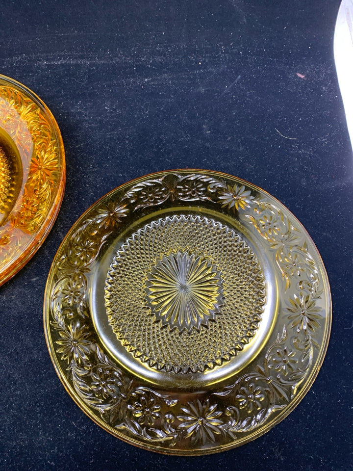 4 VTG GLASS AMBER GLASS FLORAL PATTERN LUNCH PLATES.