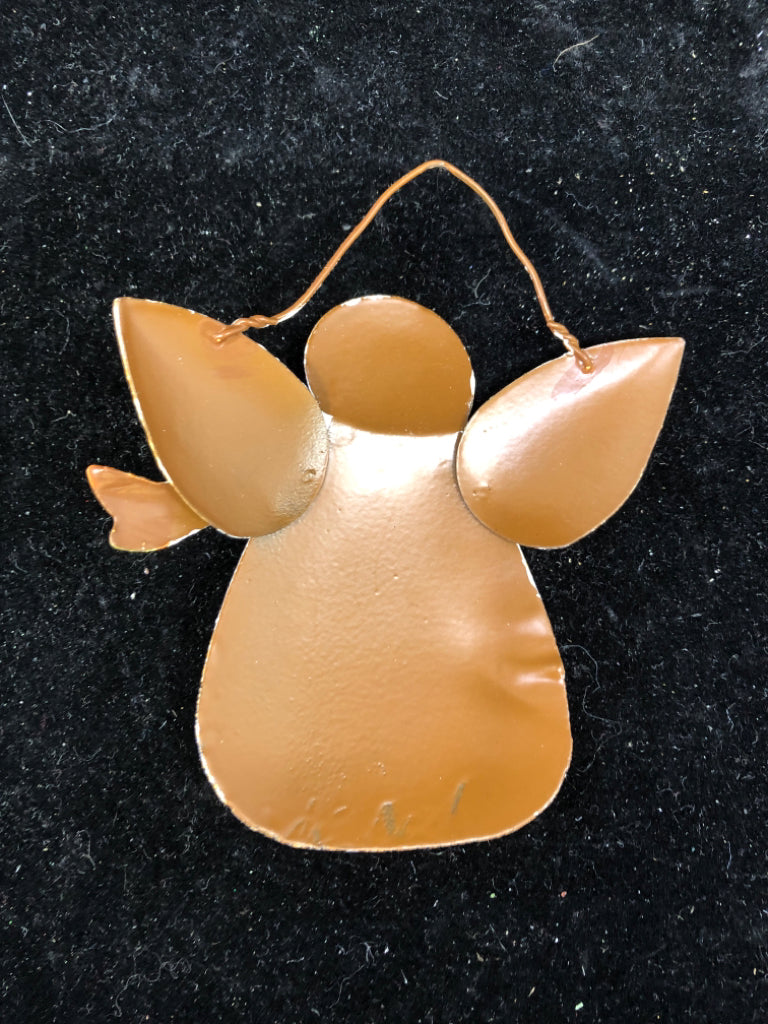 METAL SNOWMAN ORNAMENT.