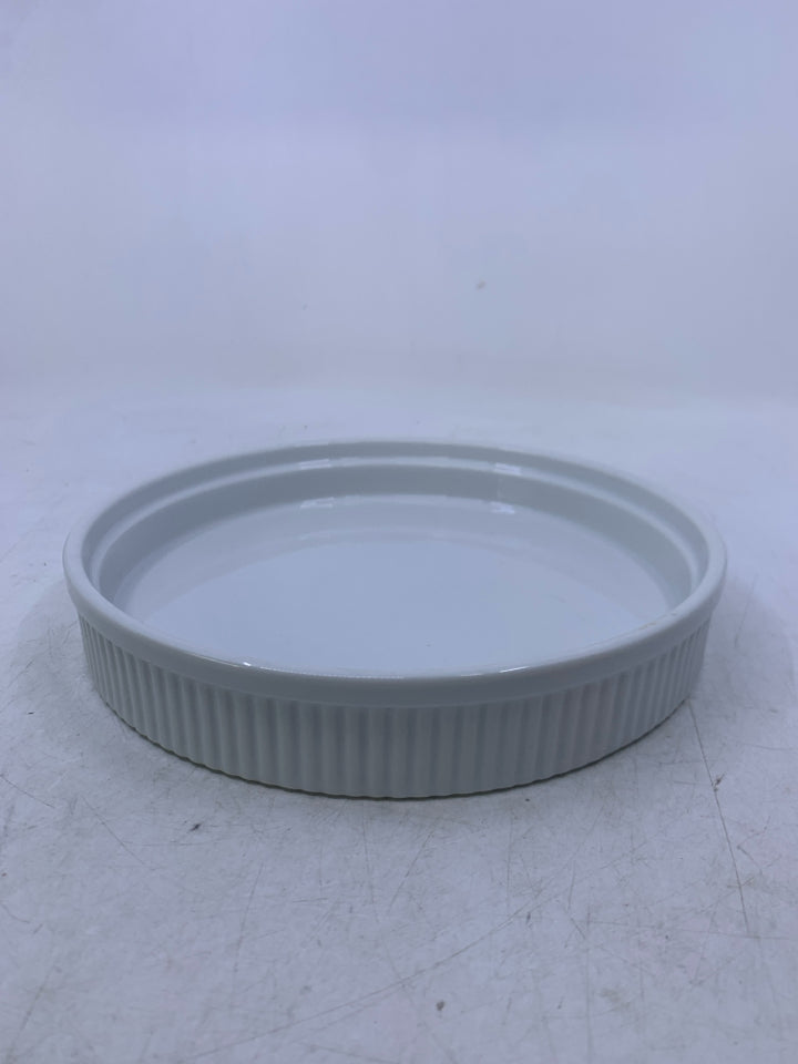 SHALLOW WHITE RIBBED TART DISH.