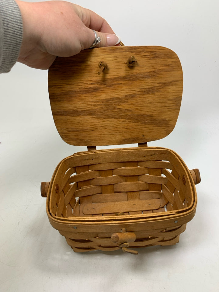 WOVEN SMALL BASKET W/ LID & HANDLE.