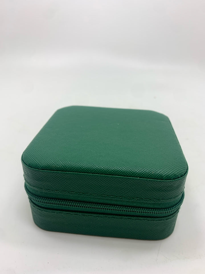 GREEN FAUX LEATHER TRAVEL JEWELRY BOX.