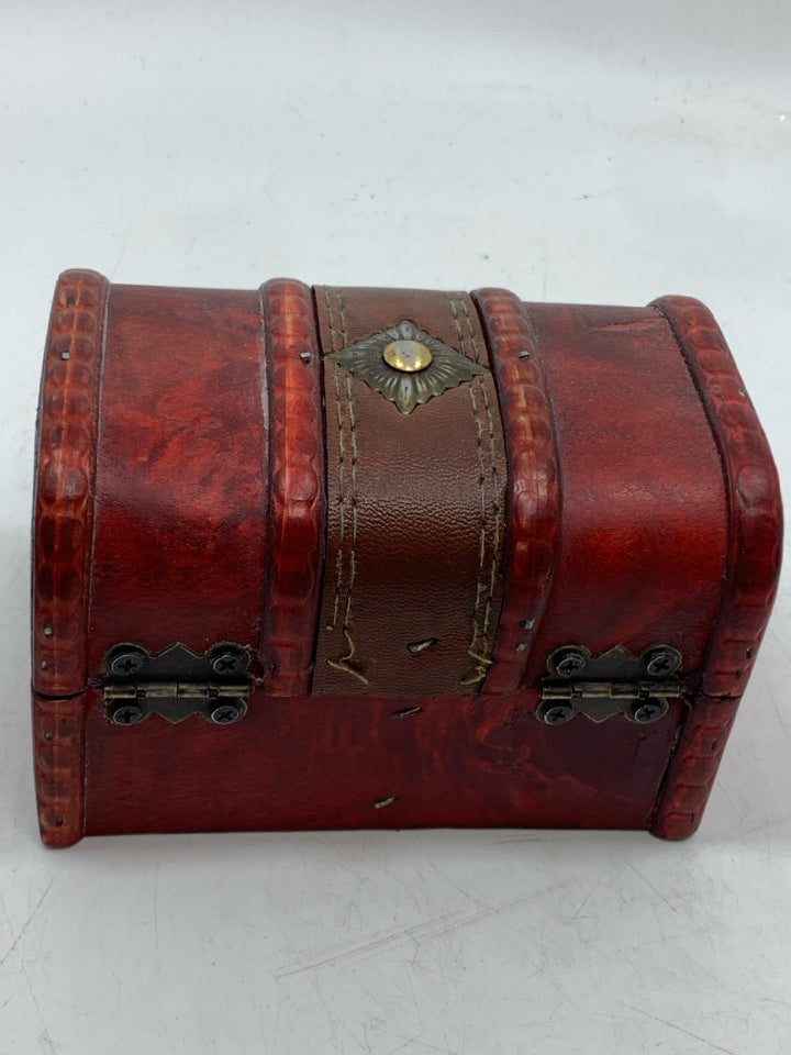 RED WOOD DECORATIVE BOX W/CLASP.