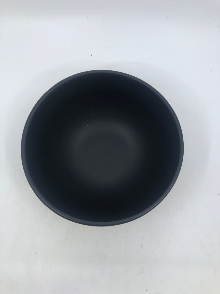 16PC BLACK MATTE SERVICE FOR 4- 4 DINNER PLATES, 4 LUNCH PLATES, 4 BOWLS, 4 SMAL