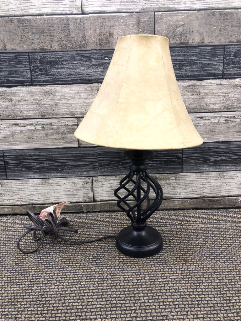 SWIRLED BLACK BASE LAMP W TAN SHADE.