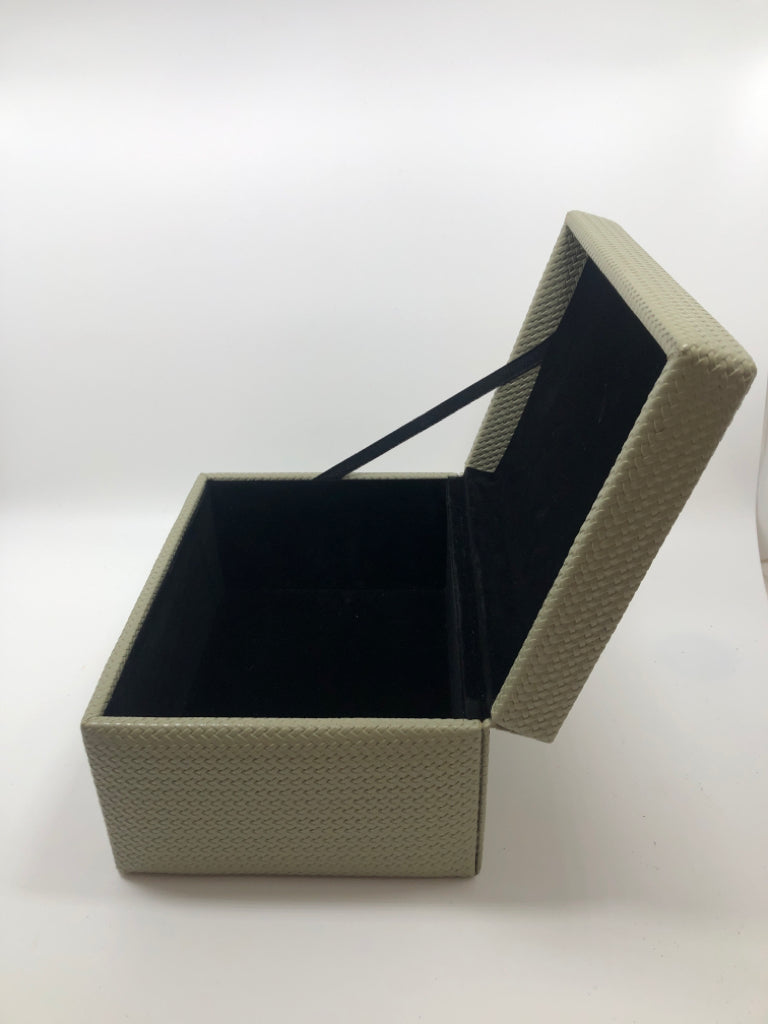 FAUX GREY LEATHER STORAGE BOX.