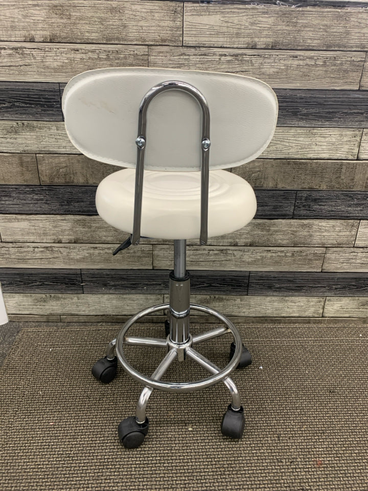 WHITE SWIVEL ADJUSTABLE DESK CHAIR.