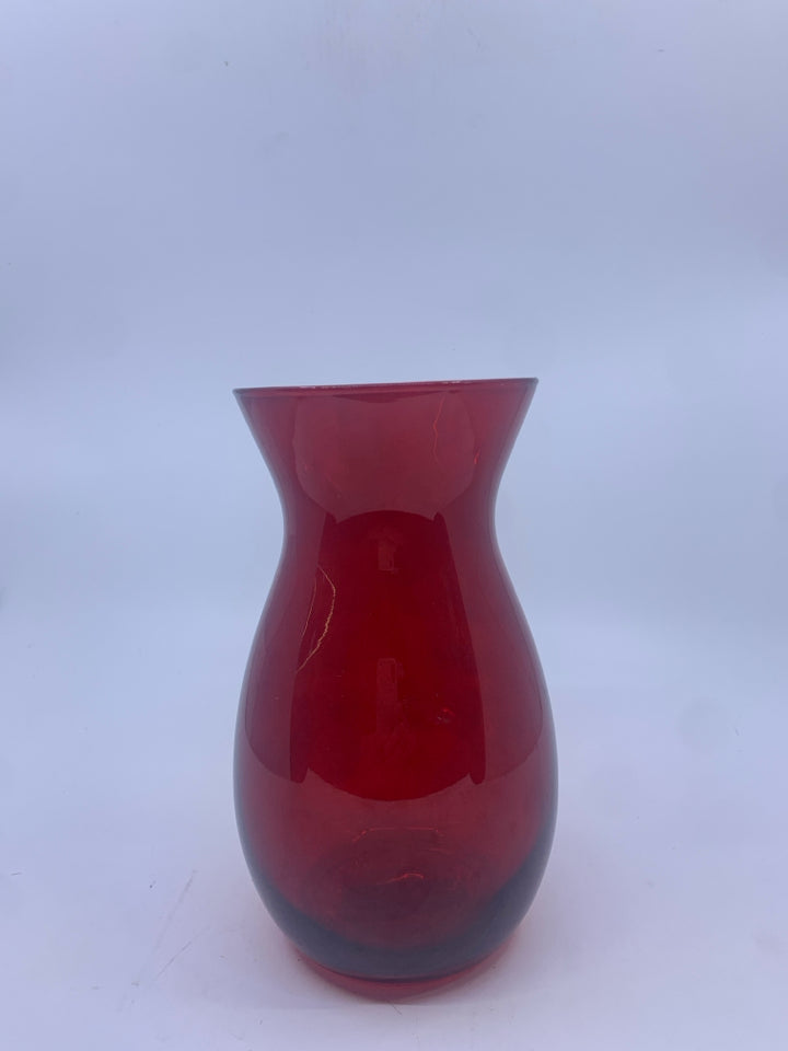 RED GLASS VASE.