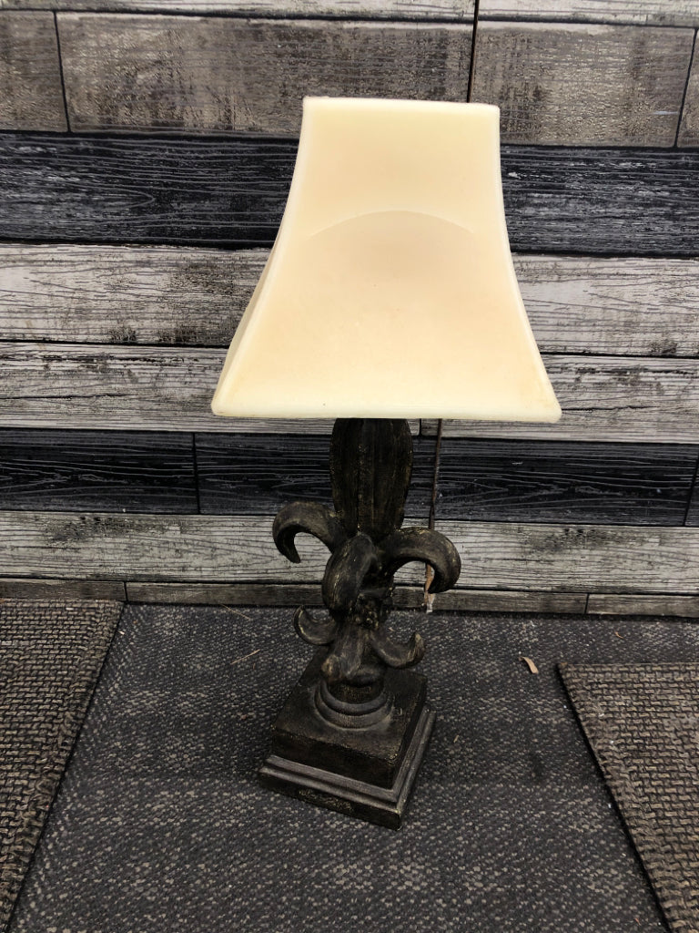 HEAVY FLEUR-DE-LIS CANDLE HOLDER W/FLARE CANDLE.