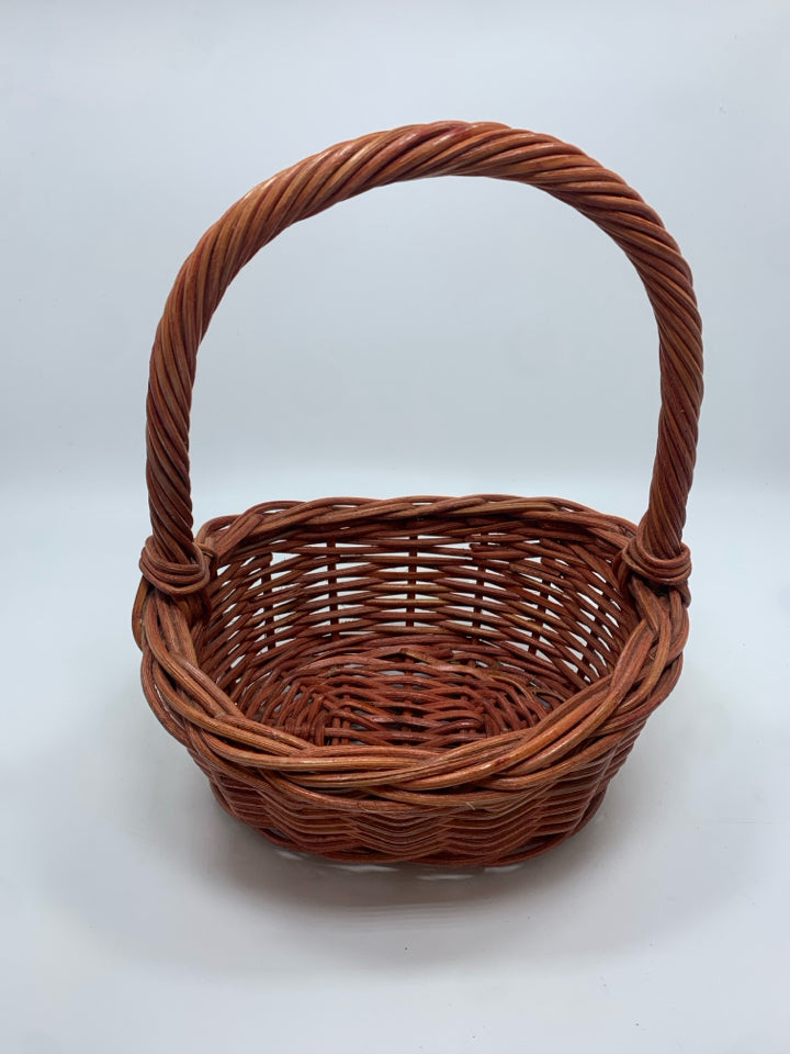 SM RED WICKER BASKET.