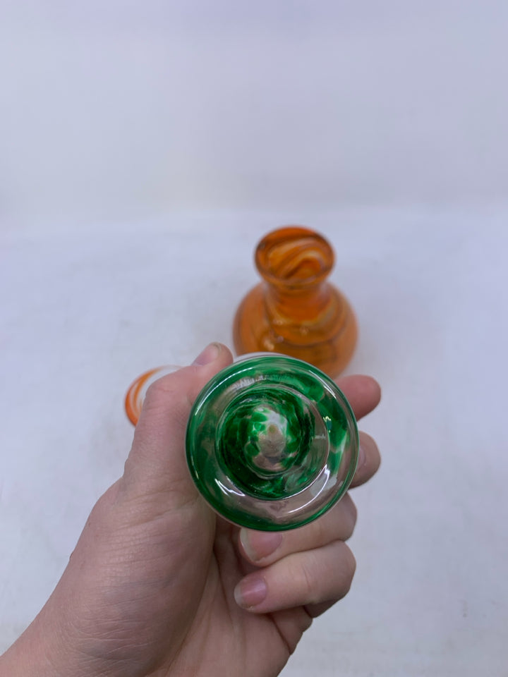 3 PC ORANGE SWIRL GLASS DECANTER W/ 2 SHOT GLASSES.