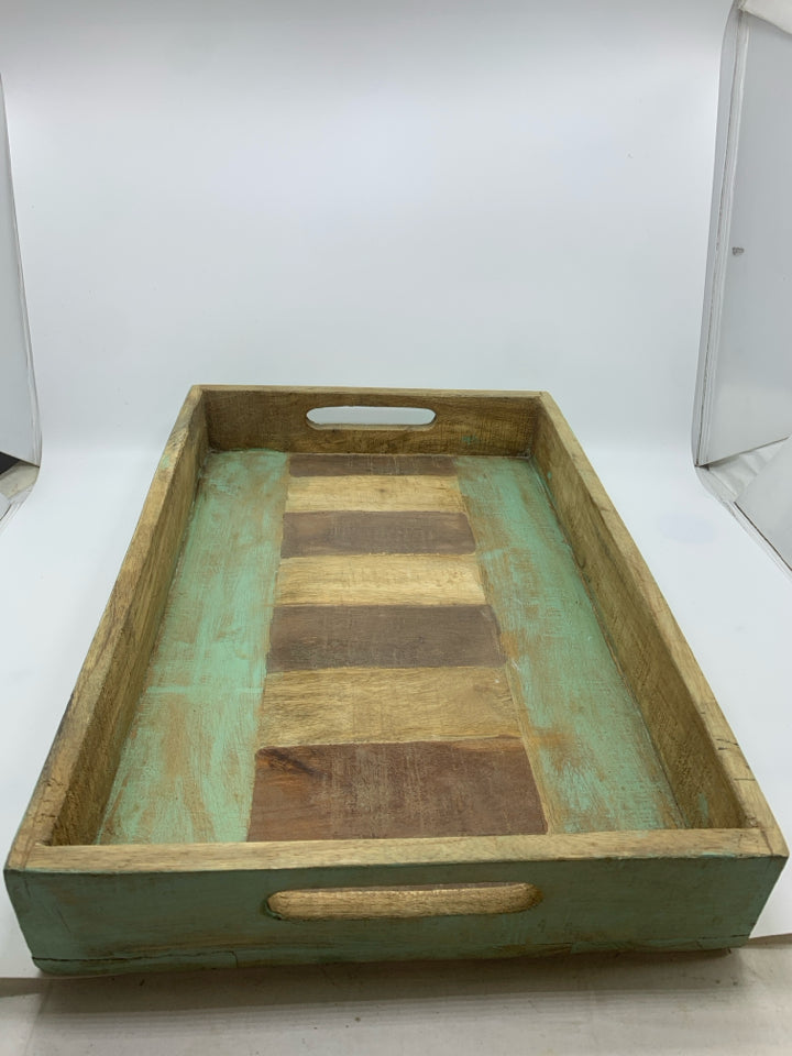BLUE DISTRESSED WOOD TRAY.