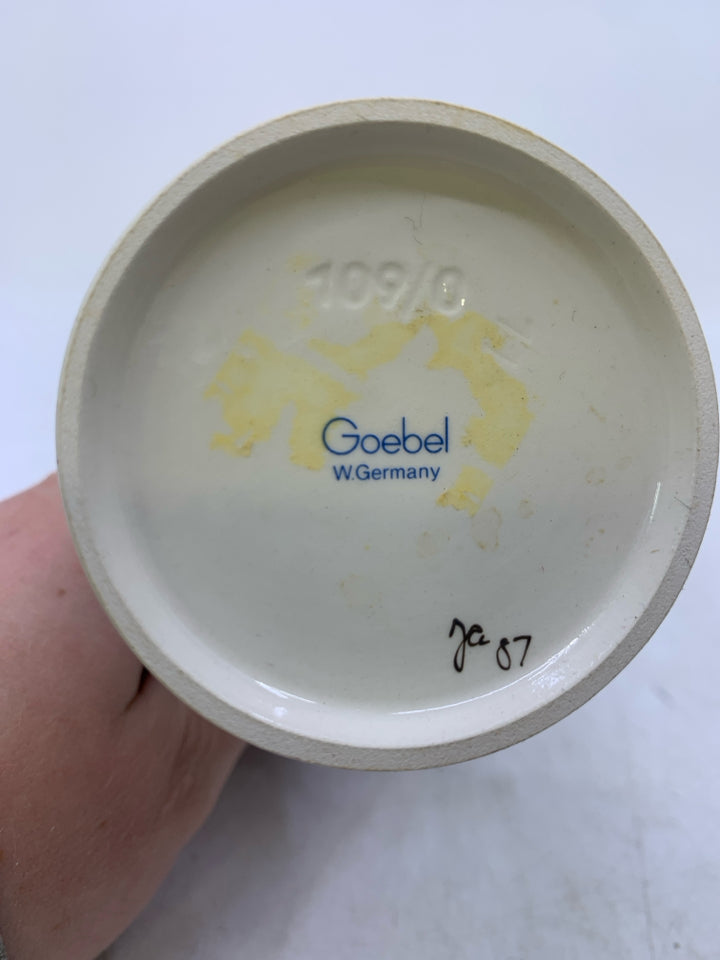 VTG HUMMEL HAPPY TRAVELER BOY W/ UMBRELLA #109.