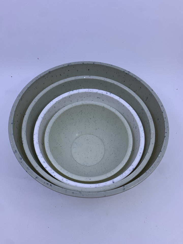 4 NESTING PLASTIC MIXING BOWLS.