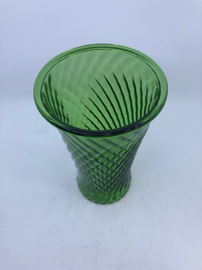TALL EMERALD GREEN RIBBED SWIRL GLASS VASE.