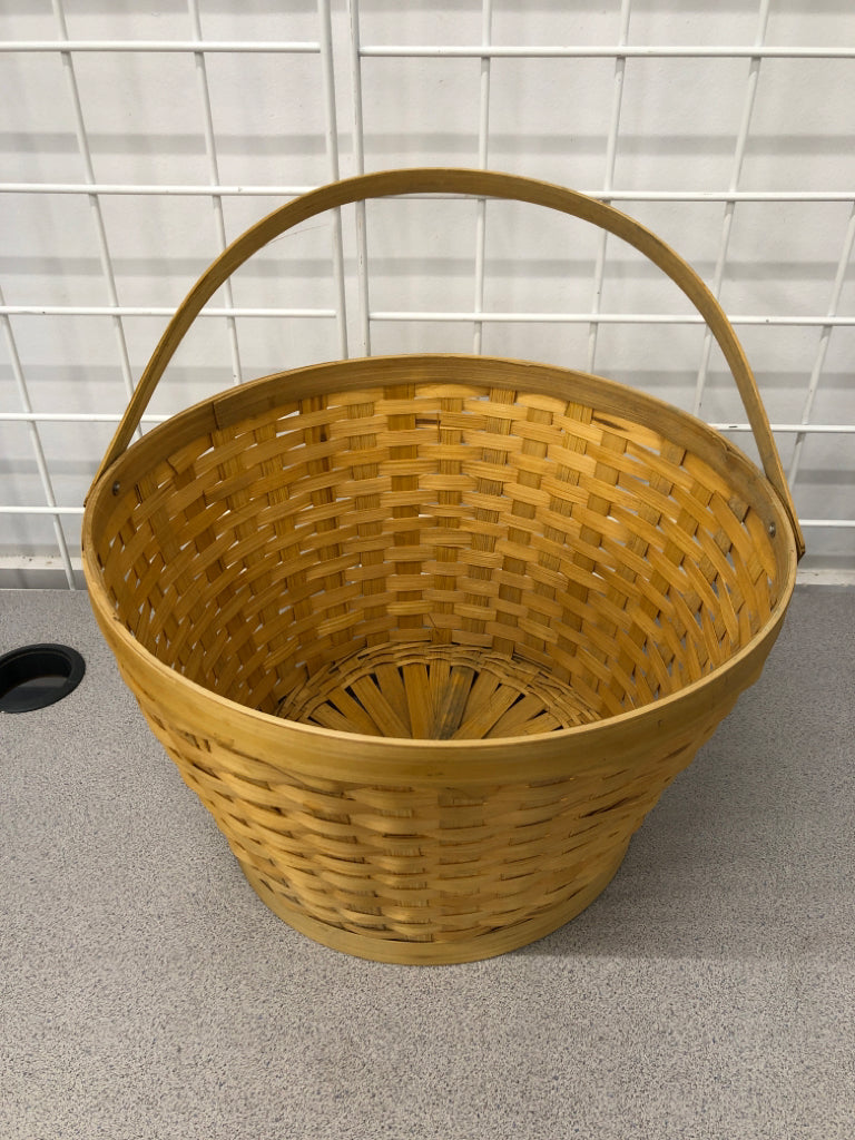 WOVEN BASKET W/HANDLE.
