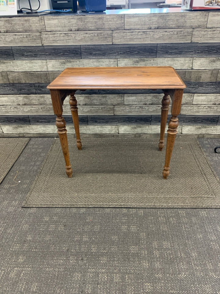 SMALL RECTANGLE OAK TABLE.