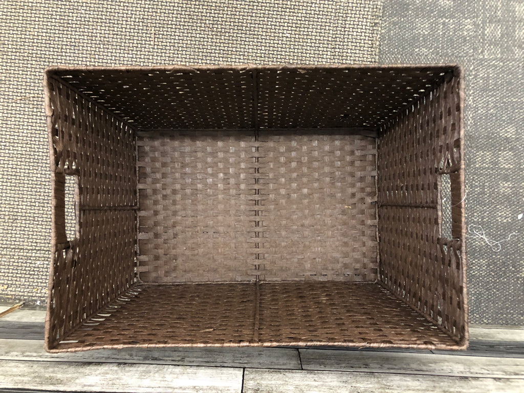 LARGE BROWN WOVEN RECTANGLE BASKET W/ HANDLES.