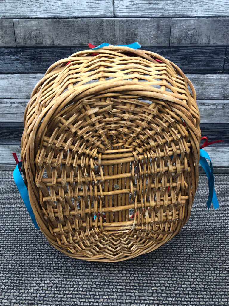 BLONDE WICKER BASKET W/BLUE AND RED BOWS.