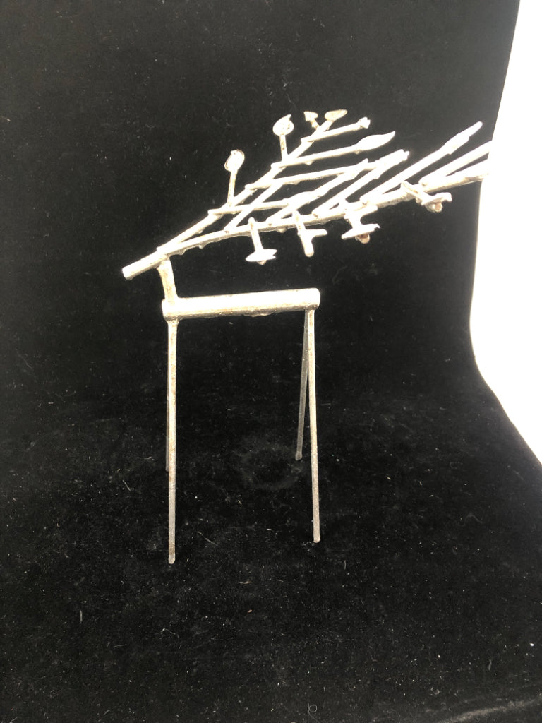 METAL REINDEER W/BRANCH ANTLER DECOR.
