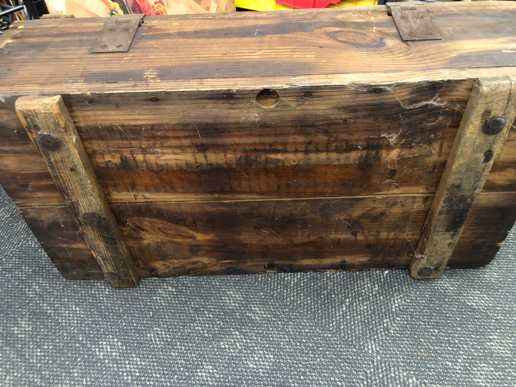 VTG LARGE WOOD STORAGE CRATE.