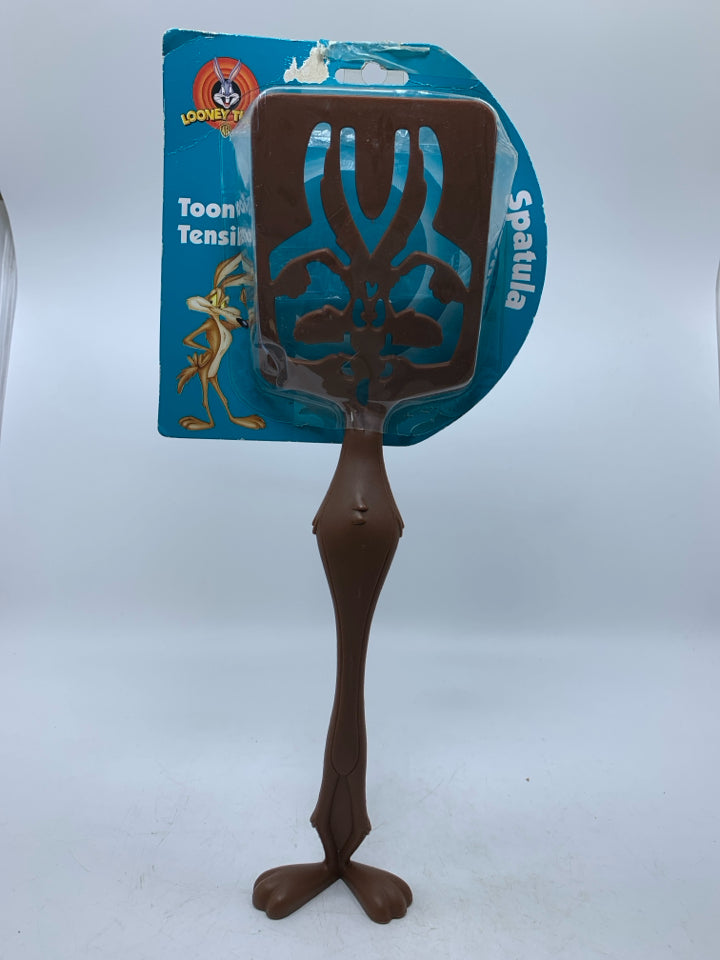 VTG NEW PACKAGE PLASTIC LOONEY TUNES SPATULA COYOTE.
