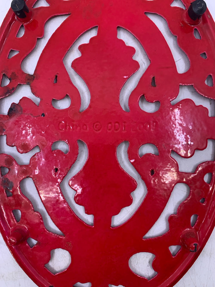 RED METAL SCROLL OVAL TRIVET.