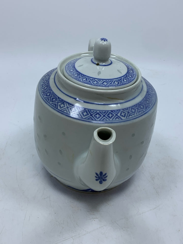 BLUE/WHITE ASIAN TEAPOT.