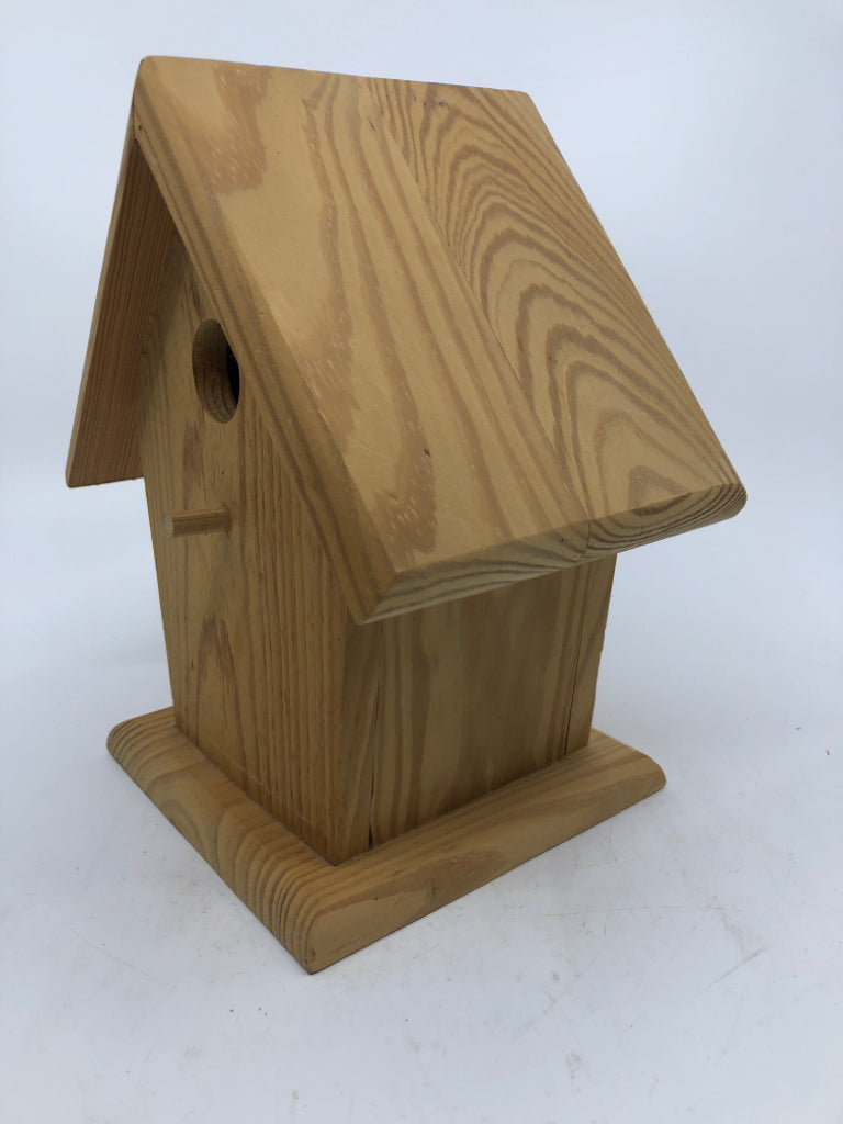 UNFINISHED WOOD BIRDHOUSE.