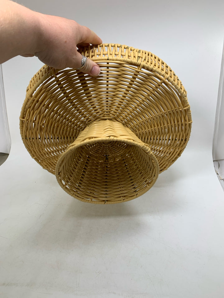PLASTIC WOVEN CAKE STAND W/ SCALLOP EDGE.