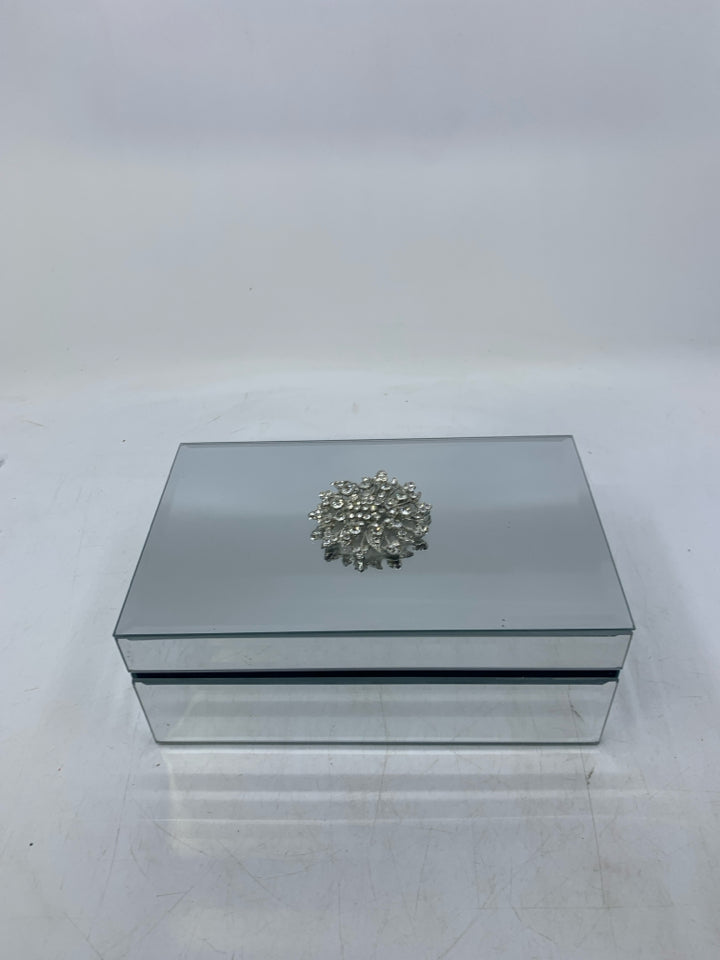 VELVET LINED JEWELRY BOX.