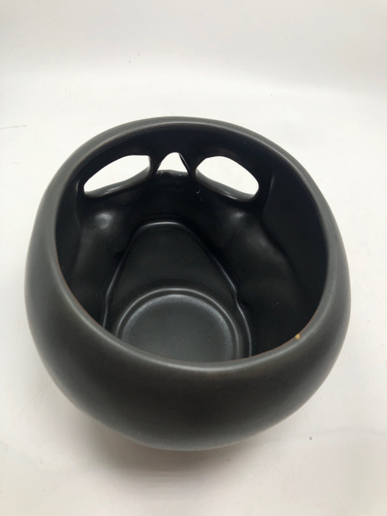 BLACK CERAMIC SKULL CANDLE HOLDER.