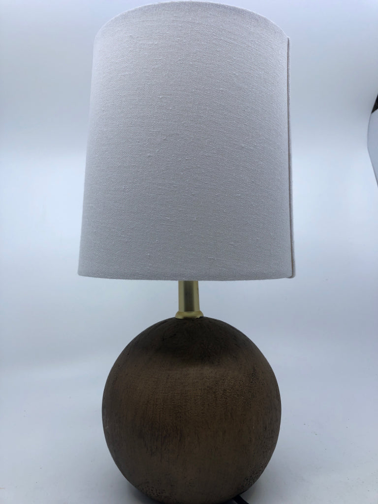 BROWN RESIN BALL BASE W WHITE SHADE LAMP.