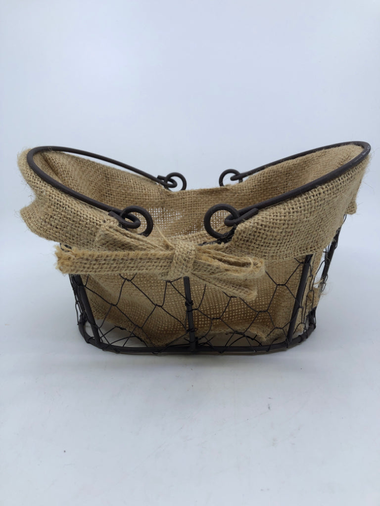 METAL BASKET W/BURLAP.