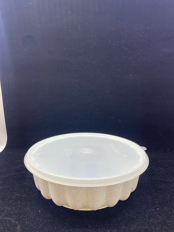 VTG CREAM SPECKLED TUPPERWARE JELLO MOLD.