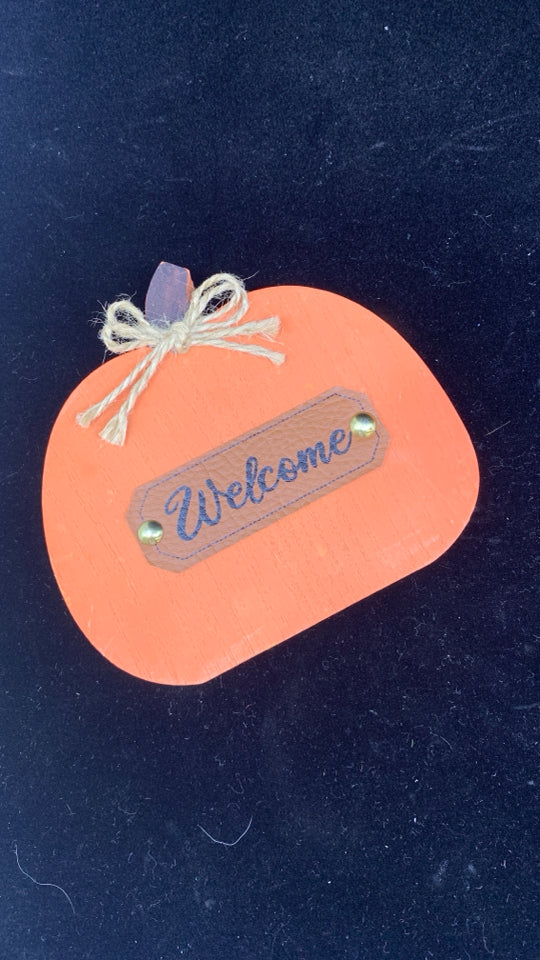 WOOD WELCOME PUMPKIN SHELF DECOR W/TWINE.