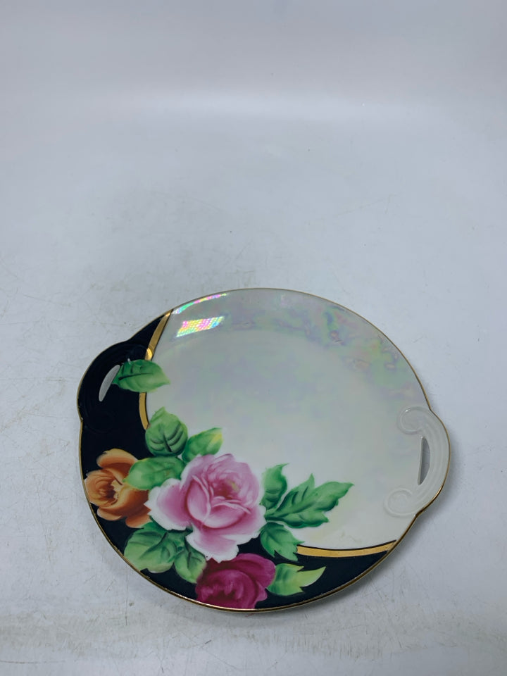 3 PAINTED ROSES W/ WHITE SMALL HANDLES PLATE.