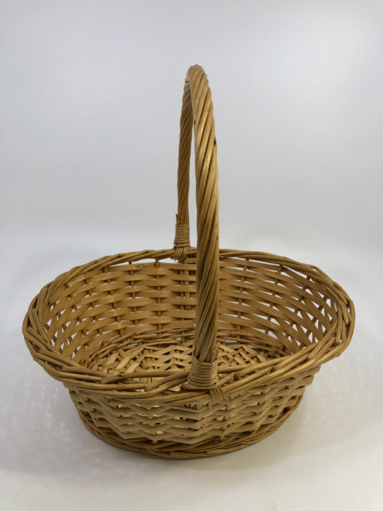 OVAL WOVEN BASKET W/ HANDLE.