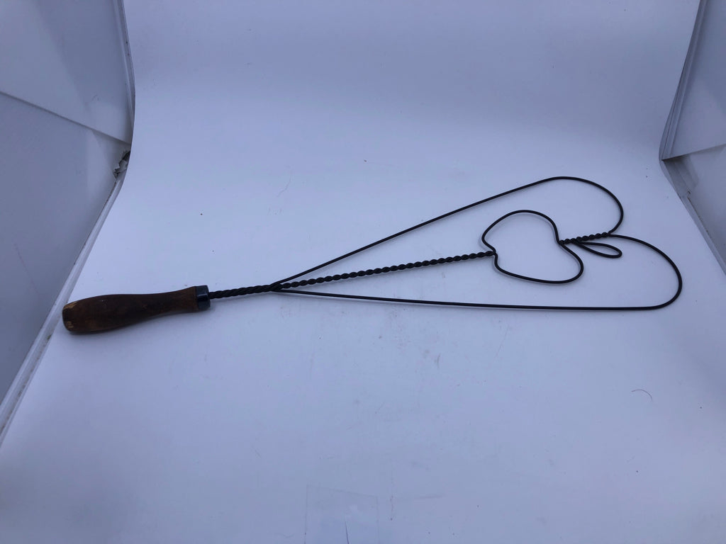 PRIMITIVE STYLE HEART SHAPED RUG BEATER W/ APPLE CENTER.