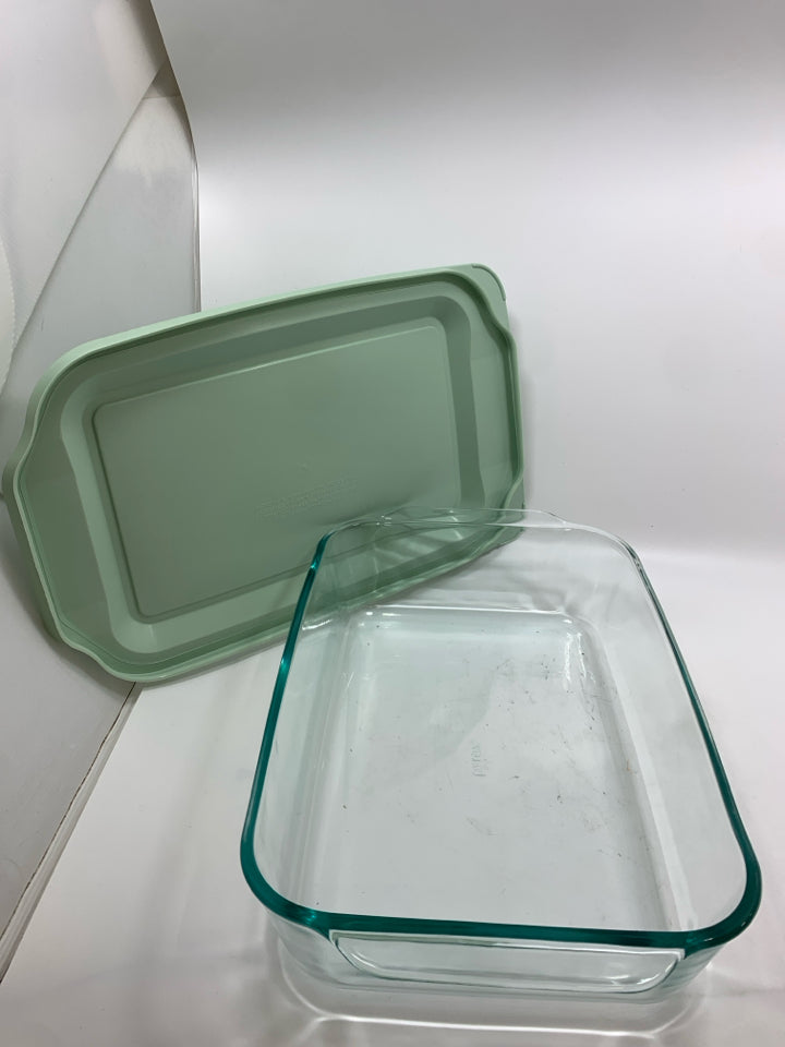 GLASS PYREX BAKING DISH W/TEAL PLASTIC LID.