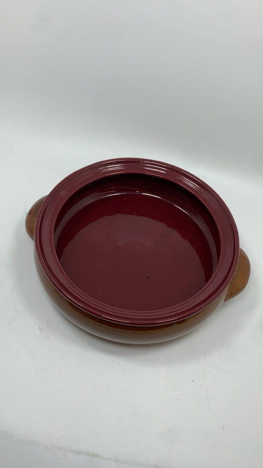 BROWN AND RED GLAZED POTTERY CASSEROLE DISH W/LID.