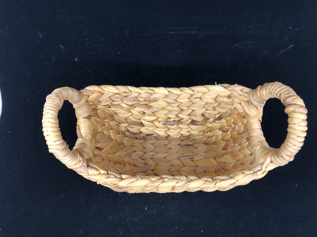 SMALL BLONDE WOVEN BASKET W ROUND HANDLES.