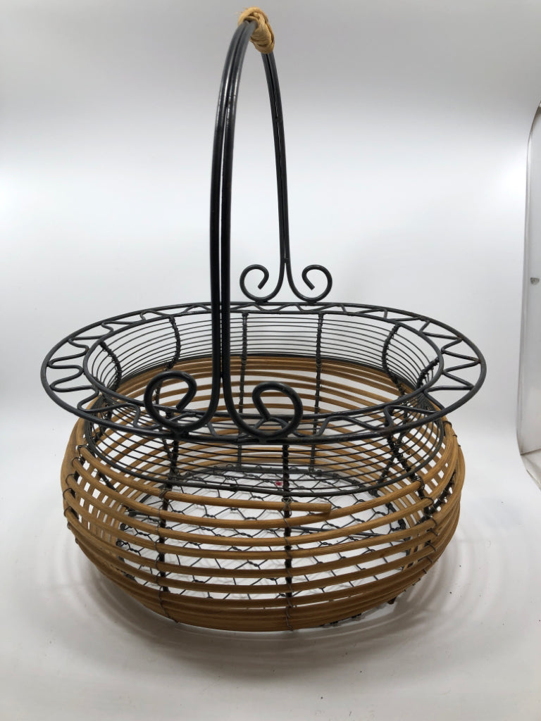 WOODEN SWIRL METAL BASKET.