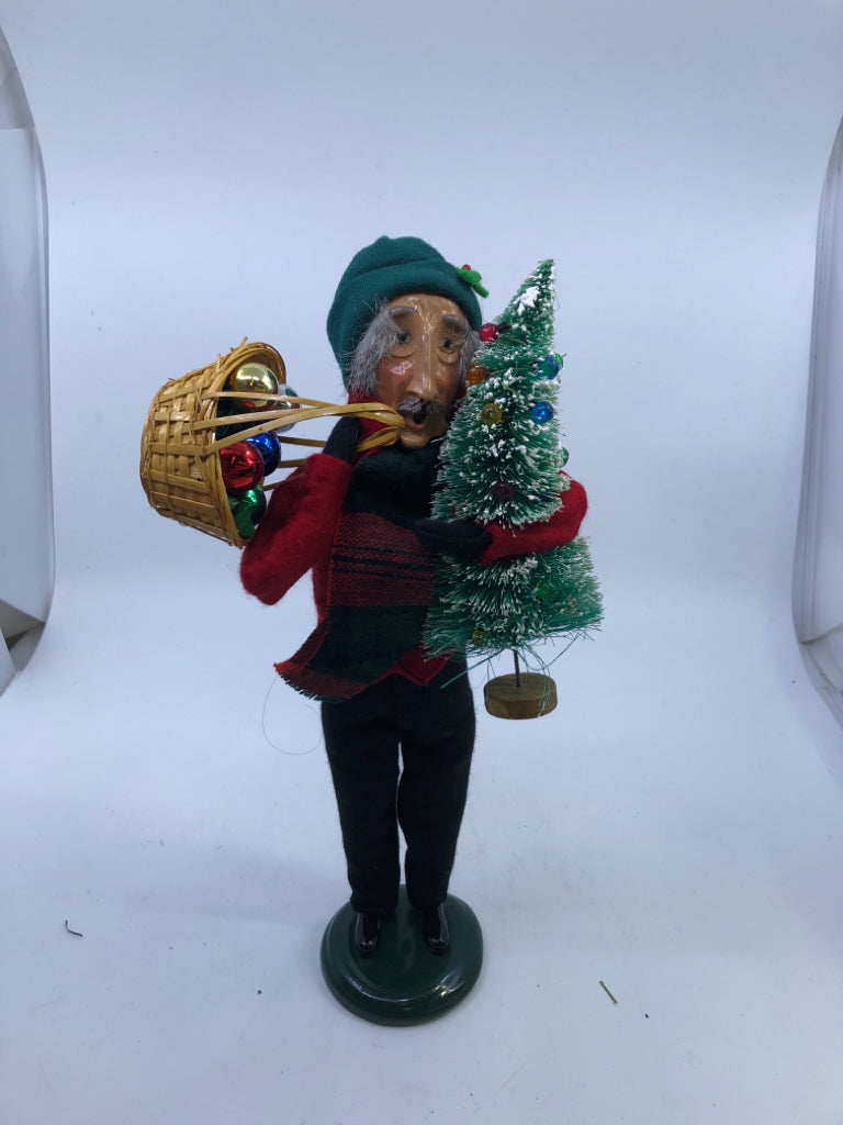 1996 BYERS' CHOICE CAROLER W BASKET AND TREE.